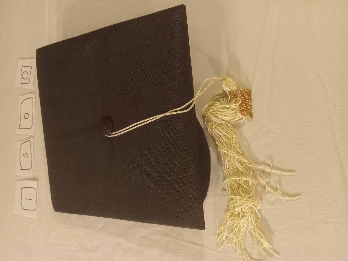Item 1500 — Graduation Cap With 2004 Charm, picture 1 of 1